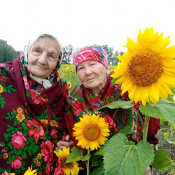 Две подруги на природе 